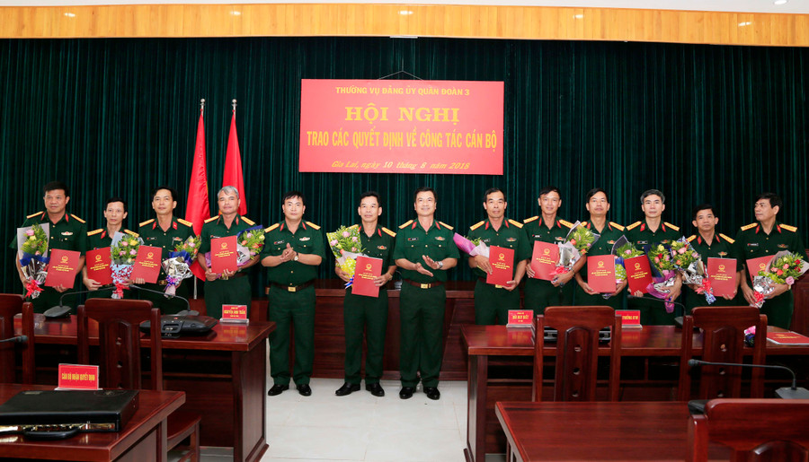 11 đồng chí nhận quân hàm đại tá chụp ảnh lưu niệm cùng Ban thường vụ Đảng ủy Quân đoàn 3. Ảnh: Vũ Duy Hiền 11 đồng chí nhận quân hàm đại tá chụp ảnh lưu niệm cùng Ban thường vụ Đảng ủy Quân đoàn 3. Ảnh: Vũ Duy Hiền