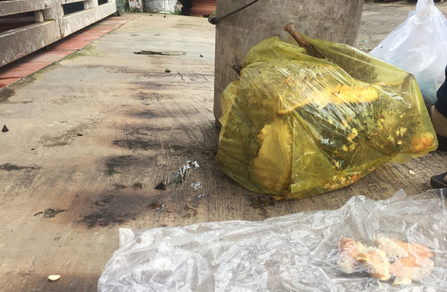 Việc gom nhặt hạt sầu riêng đã đem lại thu nhập đáng kể cho những người thu mua ve chai.