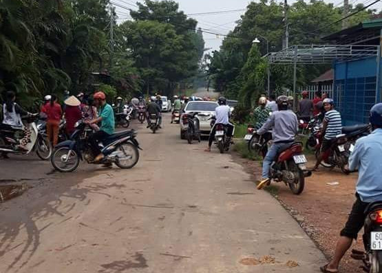 Người dân tập trung khá đông ở khu vực nhà trọ xảy ra án mạng Người dân tập trung khá đông ở khu vực nhà trọ xảy ra án mạng