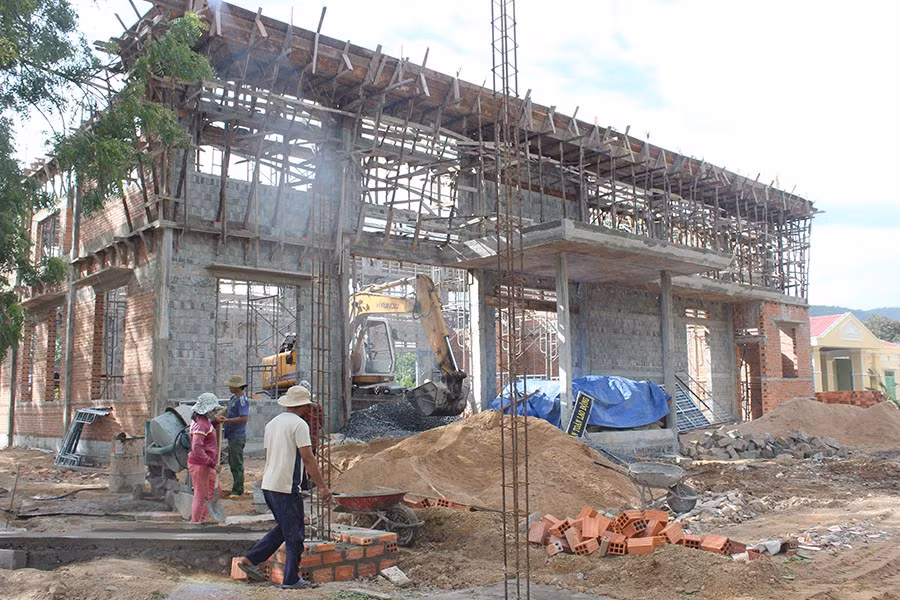  Các đơn vị thi công đang khẩn trương hoàn thành việc xây dựng 8 phòng học tại Trường THCS Lý Tự Trọng (xã Chư Gu). Ảnh: Nguyễn Diệp