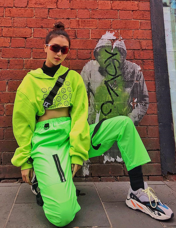 Quỳnh Anh Shyn phối màu neon chói mắt cho set đồ theo phong cách thể thao. Quỳnh Anh Shyn phối màu neon chói mắt cho set đồ theo phong cách thể thao.