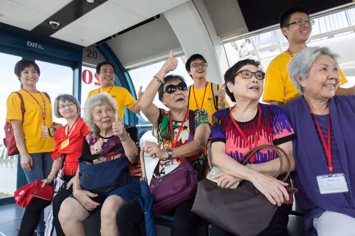 Những người tham gia một tour du lịch do Liên hiệp Các hội người Hoa ở Singapore tổ chức. Ảnh: New York Times.