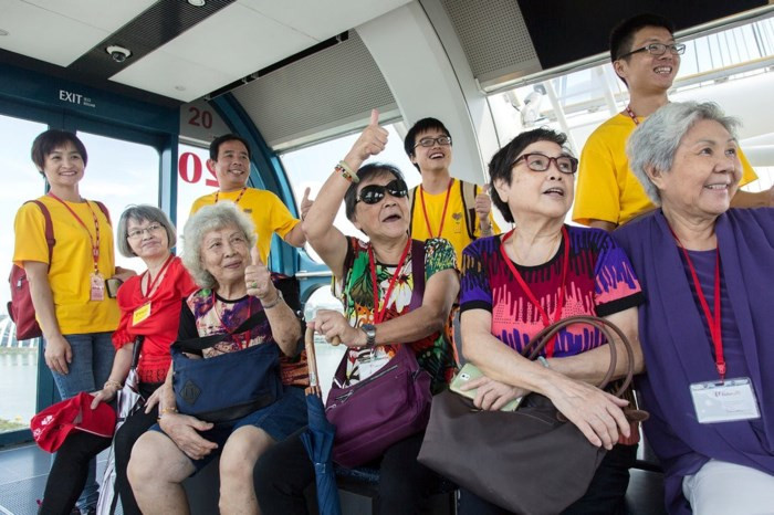 Những người tham gia một tour du lịch do Liên hiệp Các hội người Hoa ở Singapore tổ chức. Ảnh: New York Times.