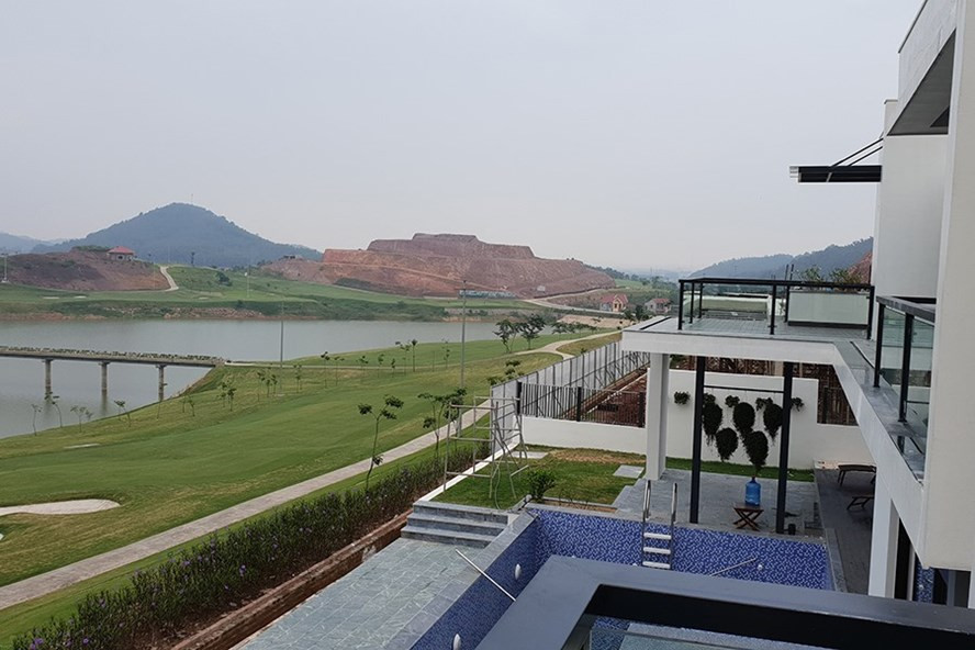 Một góc sân golf Yên Dũng nhìn từ một biệt thự mẫu đang được dự dịnh bán ra với giá 11 tỉ đồng. Ảnh: LN