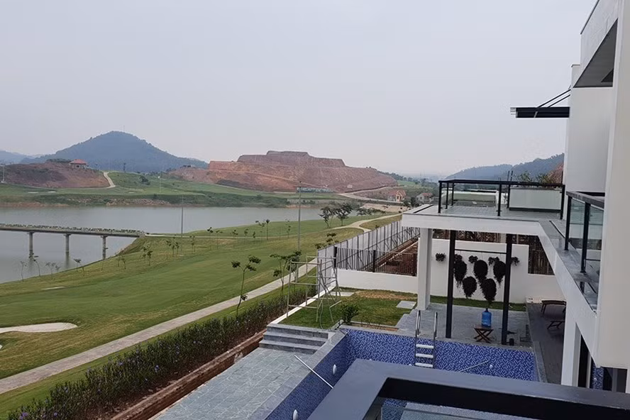 Một góc sân golf Yên Dũng nhìn từ một biệt thự mẫu đang được dự dịnh bán ra với giá 11 tỉ đồng. Ảnh: LN