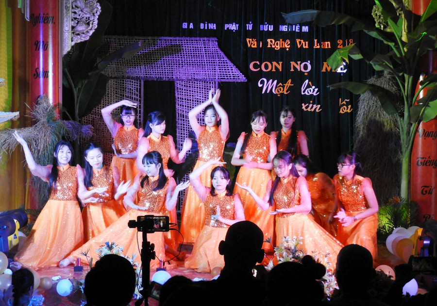 Văn nghệ mừng Đại lễ vu lan. Ảnh: Thanh Nhật Văn nghệ mừng Đại lễ vu lan. Ảnh: Thanh Nhật