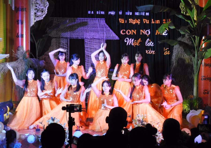 Văn nghệ mừng Đại lễ vu lan. Ảnh: Thanh Nhật