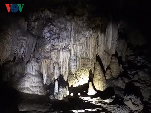 Các khối thạch nhũ trong hang động mới phát hiện.