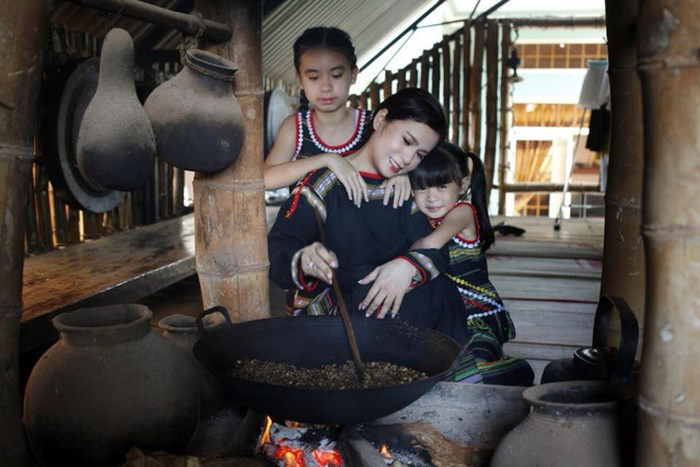 Theo lời chia sẻ của bà Diệp Thảo, từ sau khóa thiền định 49 ngày ông Vũ đang rời xa vợ con.