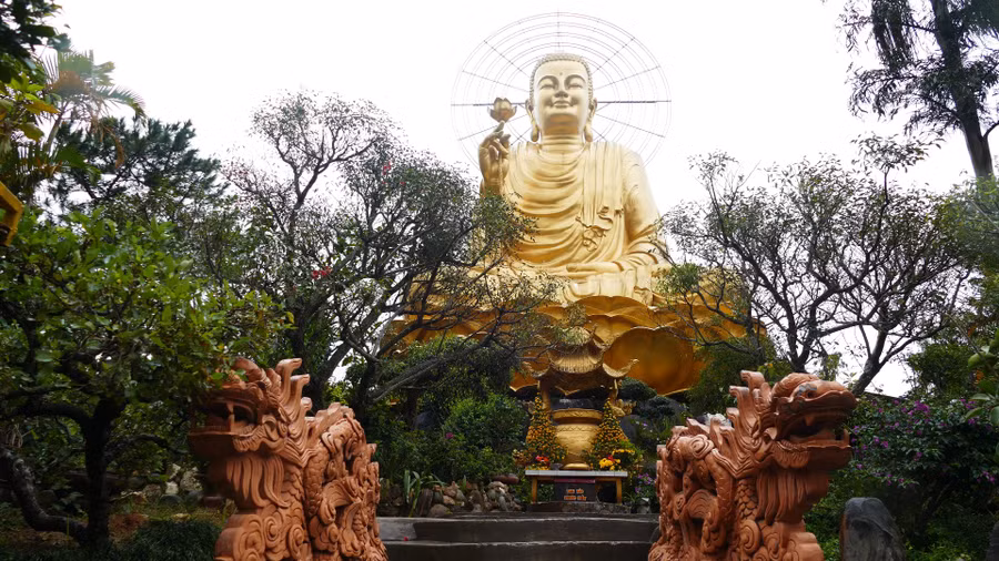 Chiêm bái tượng "Phật Thích Ca niêm hoa vi tiếu" ánh vàng trên cao nguyên ảnh 1 Chiêm bái tượng