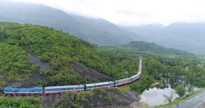 Tốc độ chạy tàu và tải trọng của đoàn tàu trên tuyến Bắc-Nam vẫn chưa được đồng nhất do sự yếu kém về hạ tầng. (Ảnh: Minh Sơn/Vietnam+)