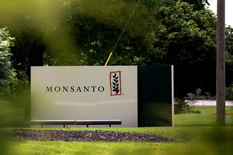Công ty Monsanto (Hoa Kỳ) phải bồi thường cho nạn nhân vì thuốc diệt cỏ gây ung thư. Nguồn: St. Louis Public Radio Công ty Monsanto (Hoa Kỳ) phải bồi thường cho nạn nhân vì thuốc diệt cỏ gây ung thư. Nguồn: St. Louis Public Radio