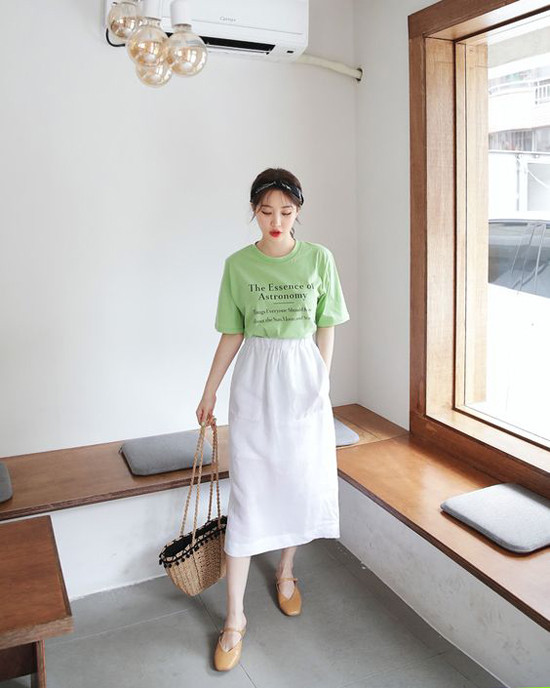 Váy midi là kiểu trang phục dài ngang bắp chân. Ngoài khả năng tôn nét thanh lịch cho phái đẹp, mẫu váy này còn che đi khuyết điểm của đôi chân.  Váy midi là kiểu trang phục dài ngang bắp chân. Ngoài khả năng tôn nét thanh lịch cho phái đẹp, mẫu váy này còn che đi khuyết điểm của đôi chân.