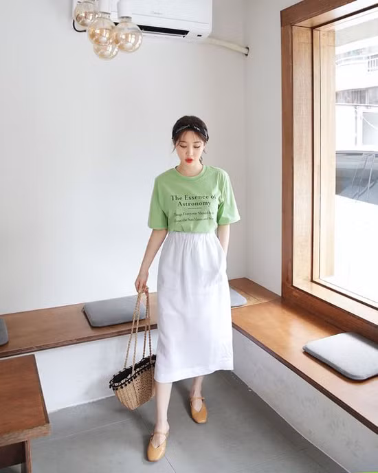  Váy midi là kiểu trang phục dài ngang bắp chân. Ngoài khả năng tôn nét thanh lịch cho phái đẹp, mẫu váy này còn che đi khuyết điểm của đôi chân.