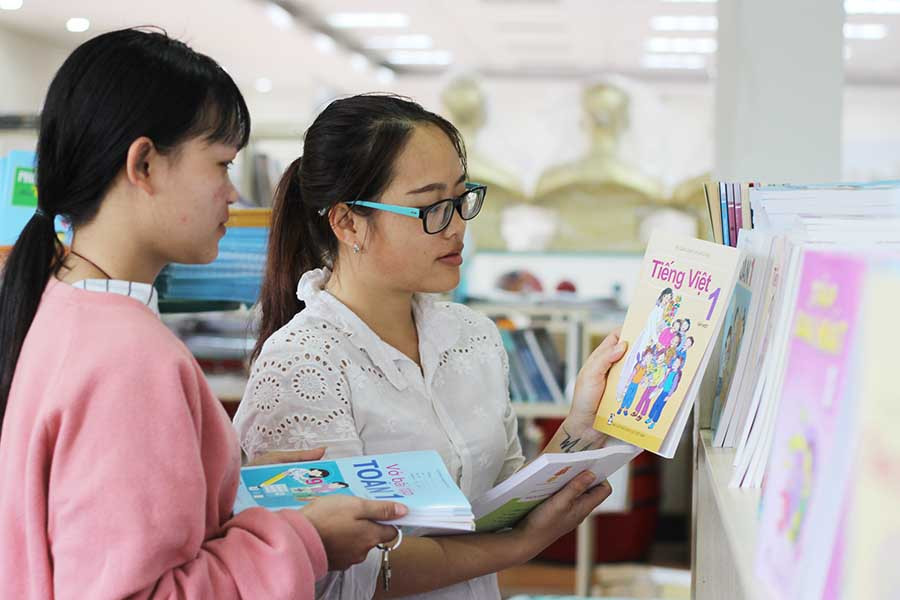  Dù đã đến nhiều nhà sách nhưng không ít phụ huynh vẫn chưa mua được trọn bộ sách giáo khoa cho con. Ảnh: N.T