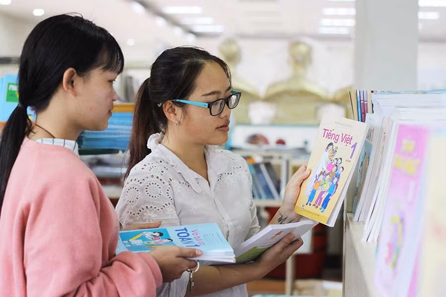 Dù đã đến nhiều nhà sách nhưng không ít phụ huynh vẫn chưa mua được trọn bộ sách giáo khoa cho con. Ảnh: N.T Dù đã đến nhiều nhà sách nhưng không ít phụ huynh vẫn chưa mua được trọn bộ sách giáo khoa cho con. Ảnh: N.T