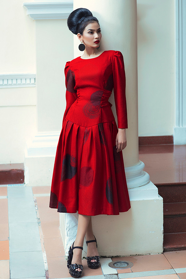 Bộ sưu tập lấy cảm hứng từ ca khúc nhạc Pháp 'Domino' của hai tác giả Louis Ferrari và Jacques. Bộ sưu tập lấy cảm hứng từ ca khúc nhạc Pháp 'Domino' của hai tác giả Louis Ferrari và Jacques.