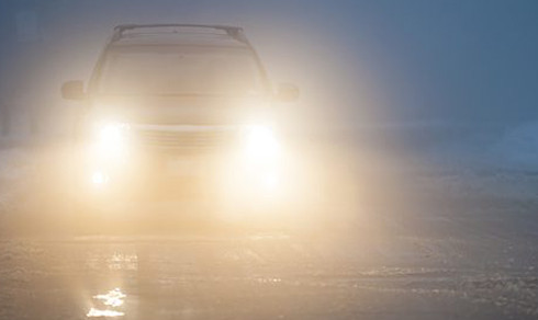 Gặp tình huống thời tiết xấu, bình tĩnh đi theo vạch kẻ đường sẽ giúp bạn di chuyển an toàn hơn.