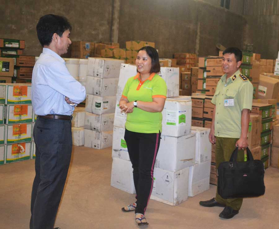 Ban chỉ đạo 389 quốc gia tuyên truyền cho các doanh nghiệp, cơ sở kinh doanh phân bón, thuốc bảo vệ thực vật. Ảnh: D.Q