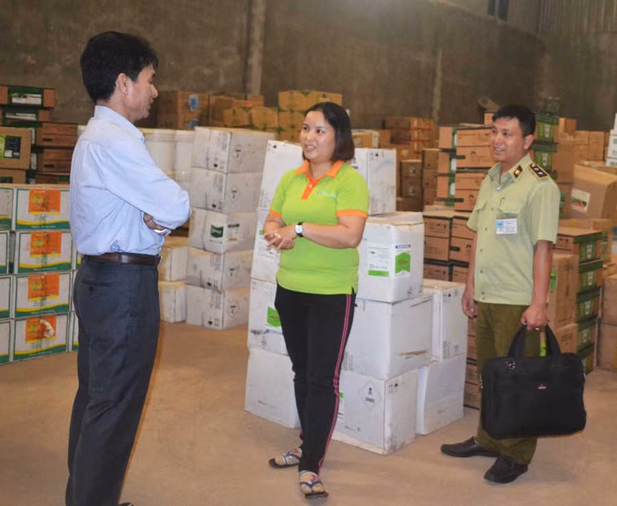 Ban chỉ đạo 389 quốc gia tuyên truyền cho các doanh nghiệp, cơ sở kinh doanh phân bón, thuốc bảo vệ thực vật. Ảnh: D.Q