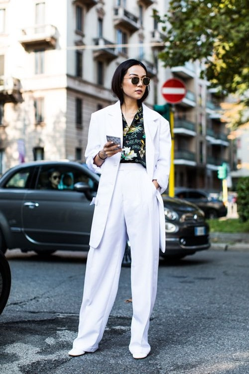  Trang phục màu trắng có thể giản dị, cũng có thể cực kỳ tinh tế và thời trang