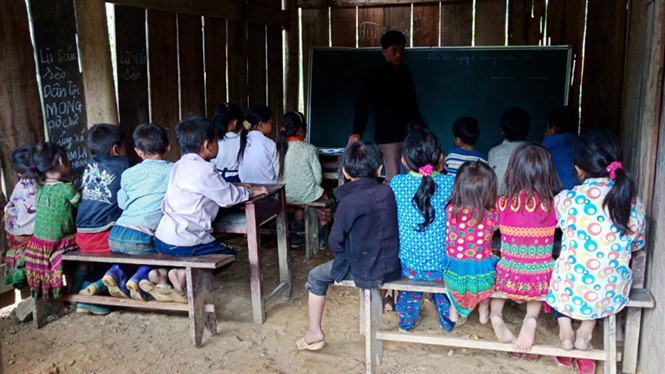 Học sinh tiểu học Pờ Chừ Lủng học trong lớp học tạm bợ 