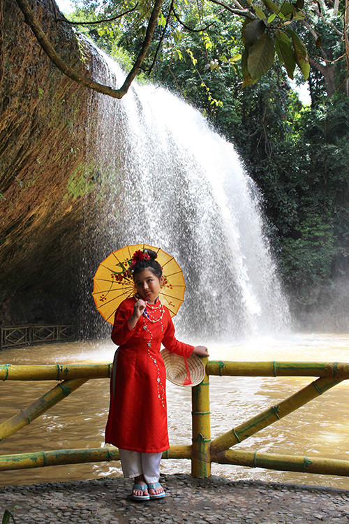 Để vào thác, du khách đi qua một chiếc cầu ngắn bắc ngang dòng suối đã được kè chắn bằng bê tông nhằm tránh bị xói lở. Ngoài việc thả bộ theo các lối mòn, hay bước trên những bậc đá dưới tán cây, du khách còn có thể đi cáp treo ngang qua ngọn thác, lắng nghe tiếng nước rì rầm chảy xuyên qua khe đá rồi đổ xuống dưới, tung bọt trắng xóa.