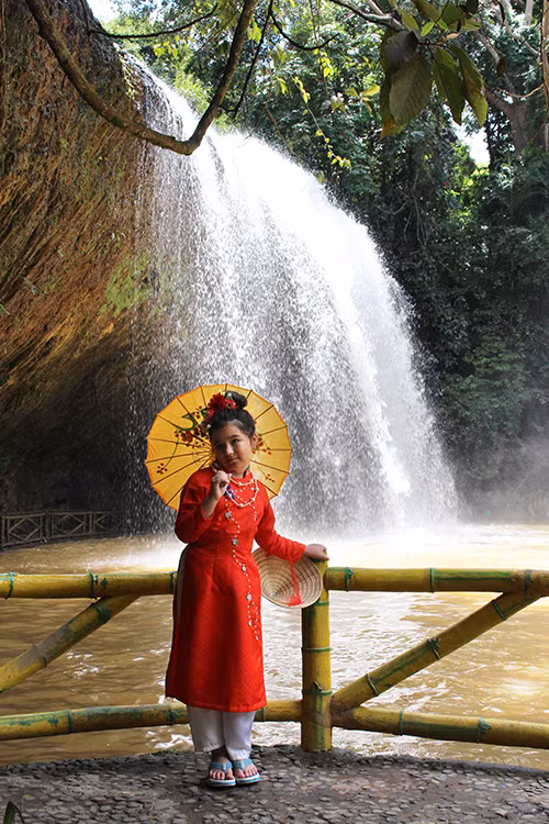 Để vào thác, du khách đi qua một chiếc cầu ngắn bắc ngang dòng suối đã được kè chắn bằng bê tông nhằm tránh bị xói lở. Ngoài việc thả bộ theo các lối mòn, hay bước trên những bậc đá dưới tán cây, du khách còn có thể đi cáp treo ngang qua ngọn thác, lắng nghe tiếng nước rì rầm chảy xuyên qua khe đá rồi đổ xuống dưới, tung bọt trắng xóa.