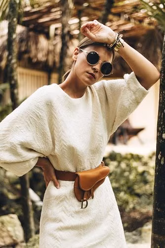 Túi yên ngựa đeo hông trở thành điểm nhấn bắt mắt cho bộ váy mang phong cách tối giản. 