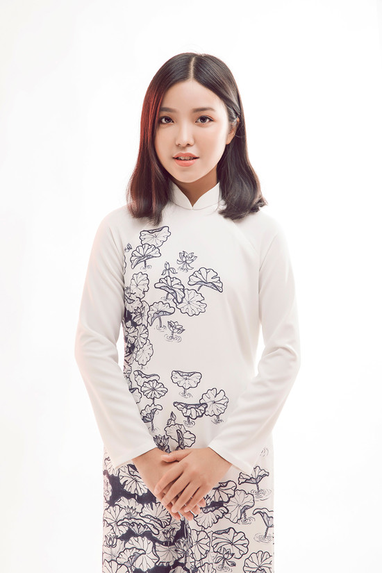 Khác các bộ sưu tập trước, áo dài lần này của Thuận Việt thiên về sự trang nhã với tông màu đơn giản, họa tiết mềm mại.