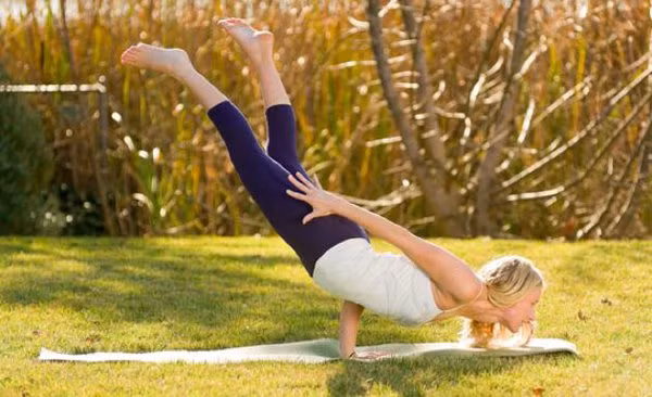 Bất kể ai tập yoga cũng cần lắng nghe cơ thể, tập vừa sức, không nên đốt cháy giai đoạn