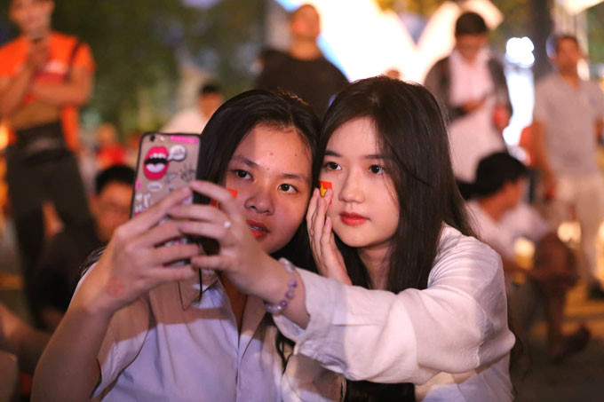  Hai fan nữ tranh thủ tạo dáng trước khi trận đấu bắt đầu.