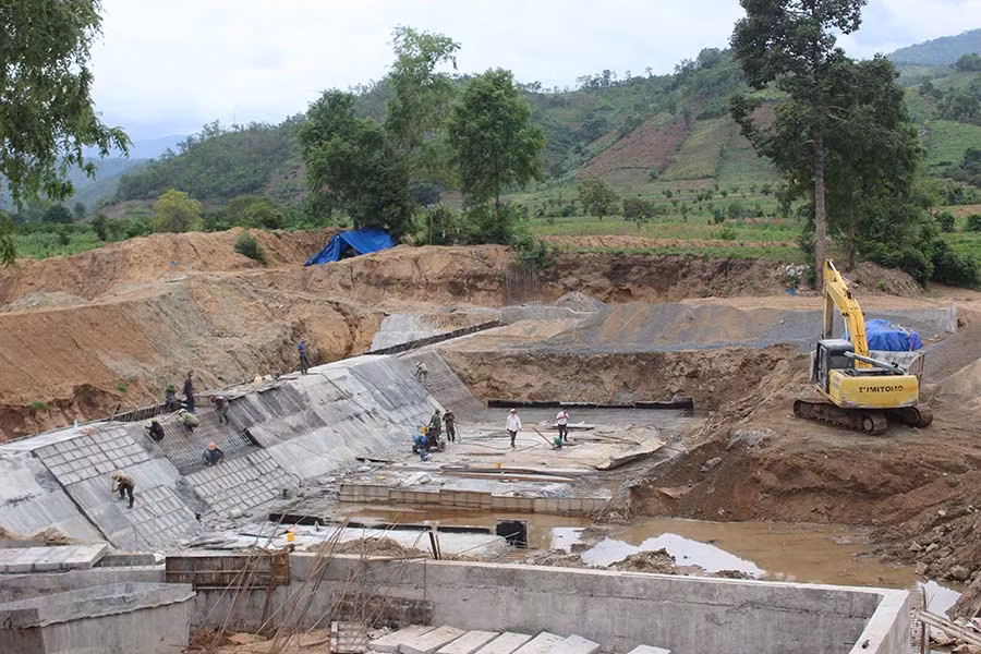  Thi công đập dâng Ia Rbol (thị xã Ayun Pa). Ảnh: N.D