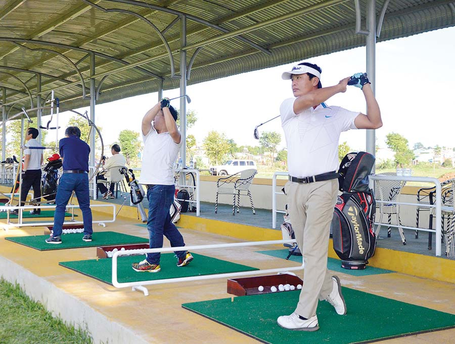  Du nhập về Pleiku khá muộn nhưng môn golf đã thu hút được khá nhiều người tham gia luyện tập. Ảnh: M.V