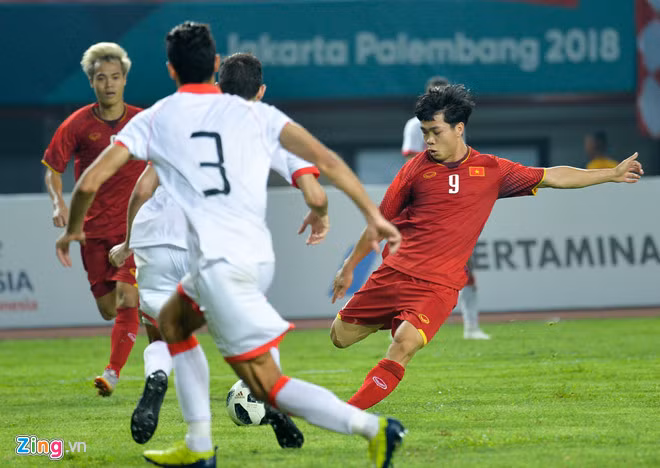 Cú ra chân của Công Phượng đưa Olympic Việt Nam vào tứ kết ASIAD 18. Ảnh: Việt Hùng.