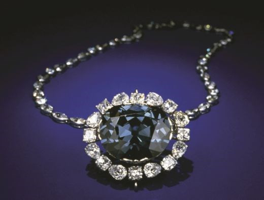 Chuỗi vòng gắn viên kim cương xanh Hope nổi tiếng. (Nguồn: diamonds.net) Chuỗi vòng gắn viên kim cương xanh Hope nổi tiếng. (Nguồn: diamonds.net)