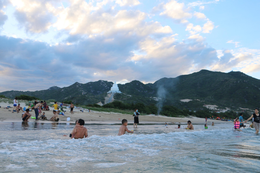 Tượng Phật Thích Ca nhìn từ biển Cát Tiến. Ảnh: Q.T