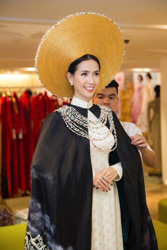 Chất liệu lụa mỏng và organza bóng được NTK chọn lọc kĩ lưỡng để may, vẽ và truyền đạt ý tưởng lên một cách bay bổng, nhẹ nhàng để tạo nên chiếc áo choàng đầy ấn tượng.