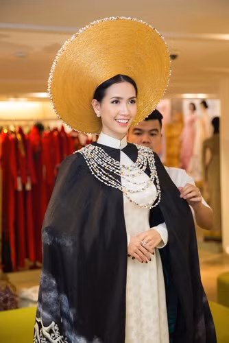 Chất liệu lụa mỏng và organza bóng được NTK chọn lọc kĩ lưỡng để may, vẽ và truyền đạt ý tưởng lên một cách bay bổng, nhẹ nhàng để tạo nên chiếc áo choàng đầy ấn tượng.