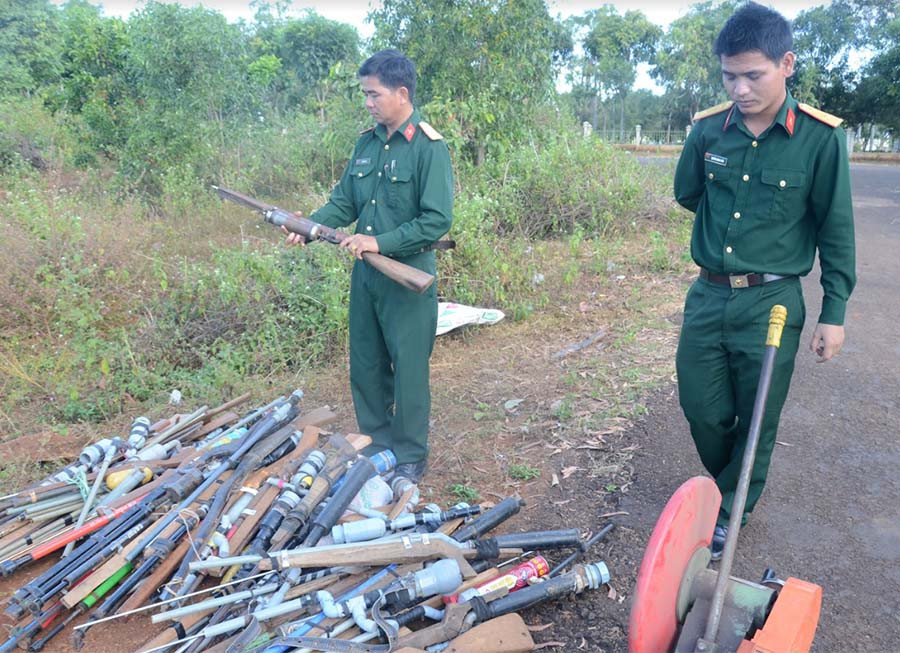  Tiêu hủy vũ khí, vật liệu nổ và công cụ hỗ trợ. Ảnh: V.H