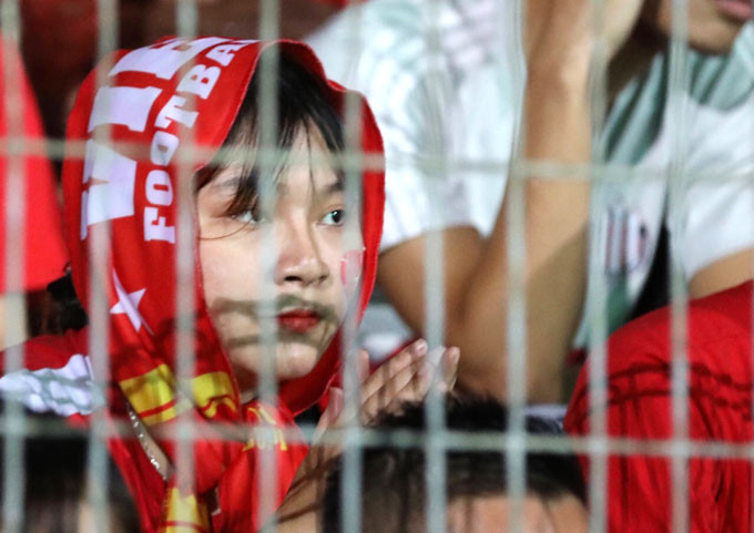 ... lo lắng khi trận đấu diễn ra căng thẳng. Việt Nam đối mặt với nhiều tình huống nguy hiểm trong suốt 120 phút.