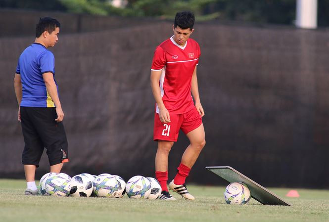 Đình Trọng phải tập riêng ở buổi tập chiều 22/8 của đội tuyển Olympic Việt Nam tại Jakarta, Indonesia.