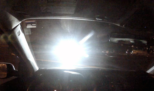 Sử dụng đèn pha hay gắn quá nhiều LED phía trước khiến xe đối diện ít có khả năng quan sát tốt.