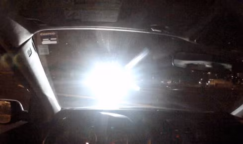 Sử dụng đèn pha hay gắn quá nhiều LED phía trước khiến xe đối diện ít có khả năng quan sát tốt.