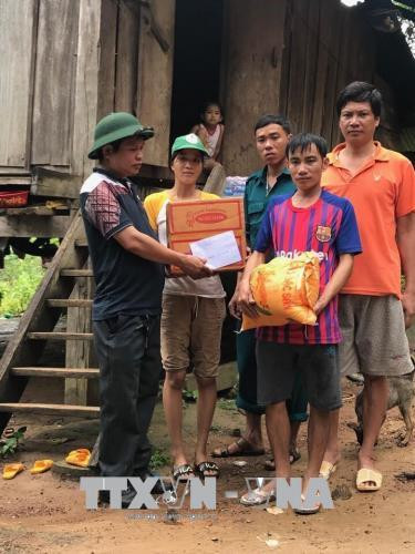 Chính quyền xã Ia Dal hỗ trợ kịp thời cho người dân bị ảnh hưởng bởi mưa lũ. Ảnh: Cao Nguyên