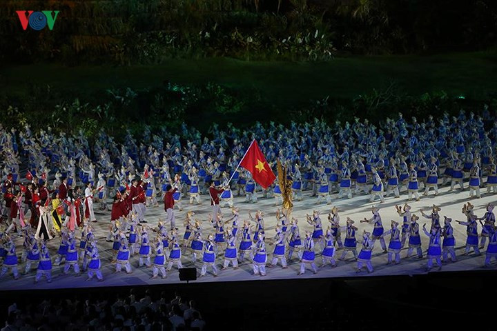  VĐV Vũ Thành An cầm cờ cùng đoàn thể thao Việt Nam tiến vào sân Bung Karno.
