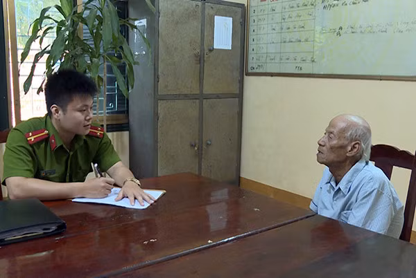 Cụ ông Nguyễn Xuân Diễn tại cơ quan điều tra: Nguồn báo Công an nhân dân