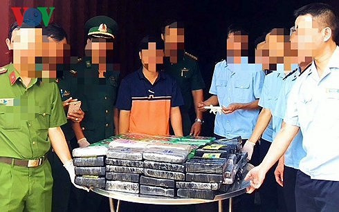 Lực lượng chức năng phát hiện 100 bánh cocain bên trong container. Lực lượng chức năng phát hiện 100 bánh cocain bên trong container.