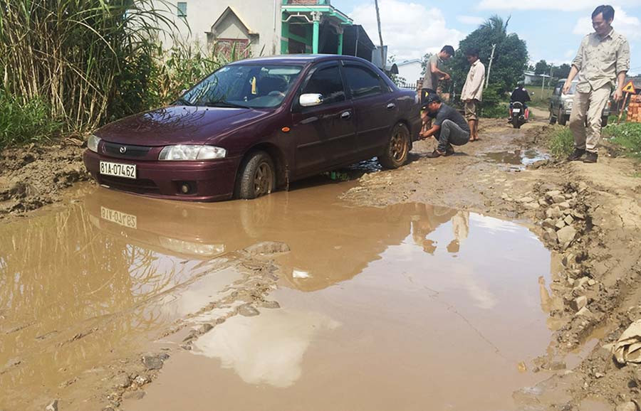  Mặt đường xuất hiện nhiều vũng lầy khiến các phương tiện bị mắc kẹt. Ảnh: l.v.n