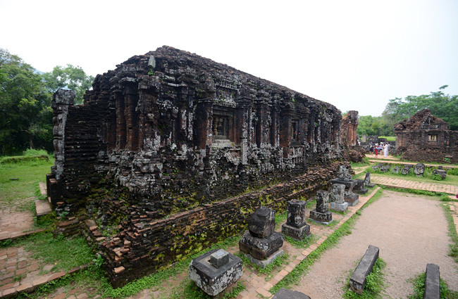 Những đền chính ở Mỹ Sơn thờ một bộ Linga hoặc hình tượng của thần Siva - đấng bảo hộ của các dòng vua Chăm Pa. Vị thần được tôn thờ ở Mỹ Sơn là Bhadrésvara - người sáng lập dòng vua đầu tiên của vùng Amaravati vào cuối thế kỷ 4 kết hợp với tên thần Siva, trở thành tín ngưỡng chính thờ thần - vua và tổ tiên hoàng tộc.